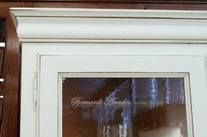 Classic style wooden display cabinet with 2 doors with ivory lacquered finish and wood stain
